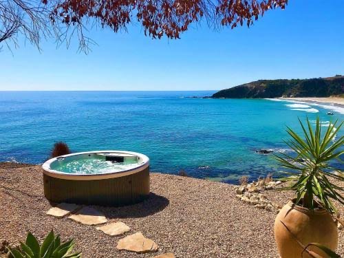 Cliff House accommodation Kangaroo Island | hot tub | beach front views | Hidden gem